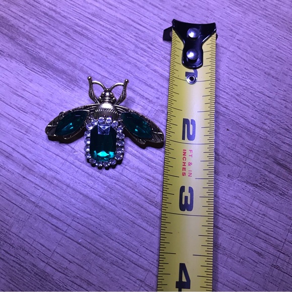 Elegant Green Rhinestone Bee Brooch - Picture 3 of 4